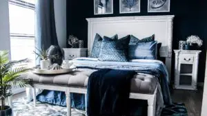 Ein blau gestrichenes Schlafzimmer lässt uns besser schlafen