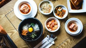 Das Mikrobiom wird durch probiotische Nahrungsmittel wie Kimchi gut ernährt