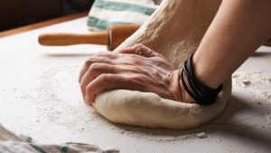 Um Brot backen zu können, muss man den Teig vorher gut kneten - am besten per Hand