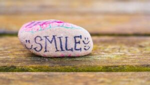 Positive Zitate bringen uns zum Lächeln - wie auf diesem Stein