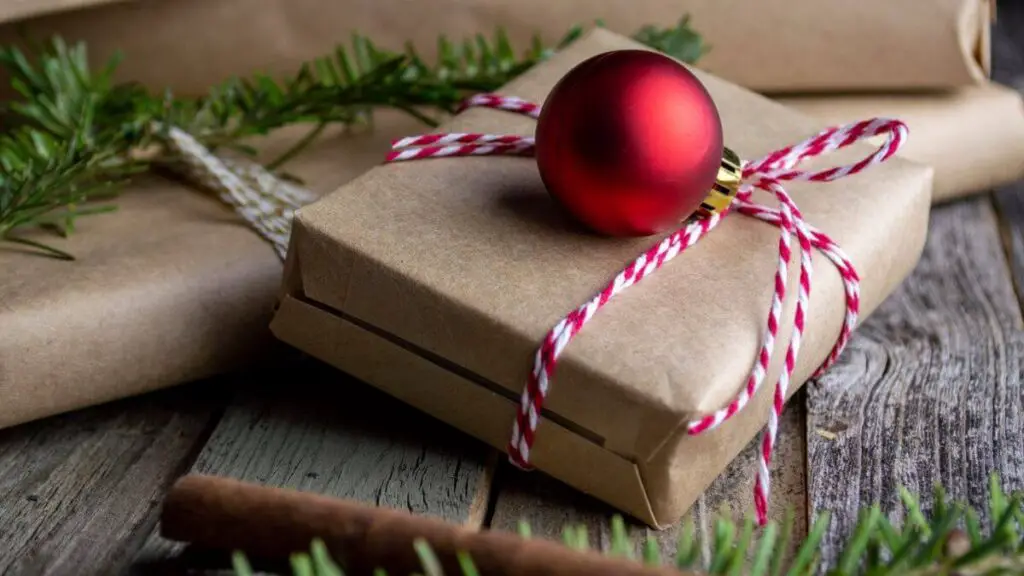 Beliebte Weihnachtsgeschenke. Ein hübsch eingepacktes Geschenk