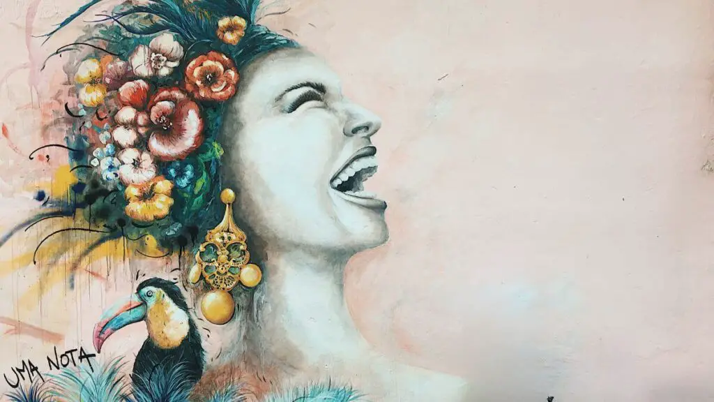 Lachen baut Stress ab. Eine Frau lacht lauthals. Wandgemälde. Streetart