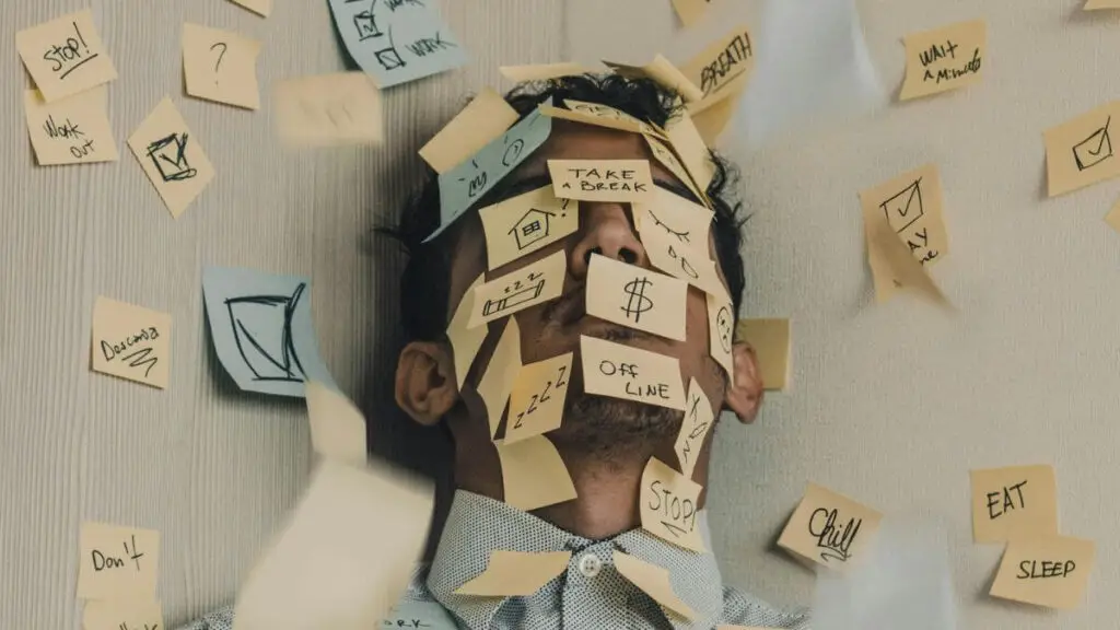 Stressoren sind Stressauslöser. Ein Mensch mit vielen post-its auf dem Gesicht